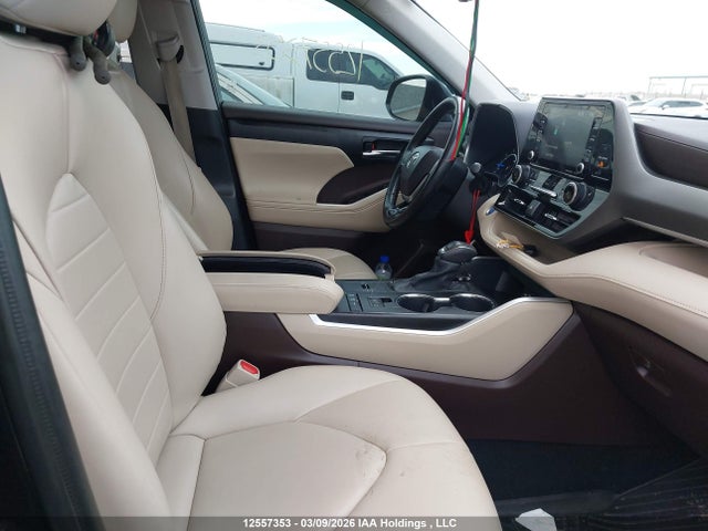 12557353 :رقم المزاد ، 5TDGBRCH8MS022801 vin ، 2021 Toyota Highlander Hybrid Xle مزاد بيع