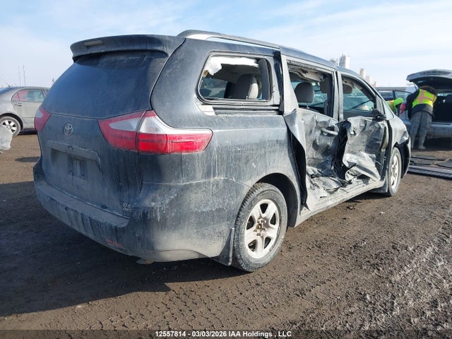 12557814 :رقم المزاد ، 5TDDK3DC7FS119722 vin ، 2015 Toyota Sienna Xle 7 Passenger مزاد بيع