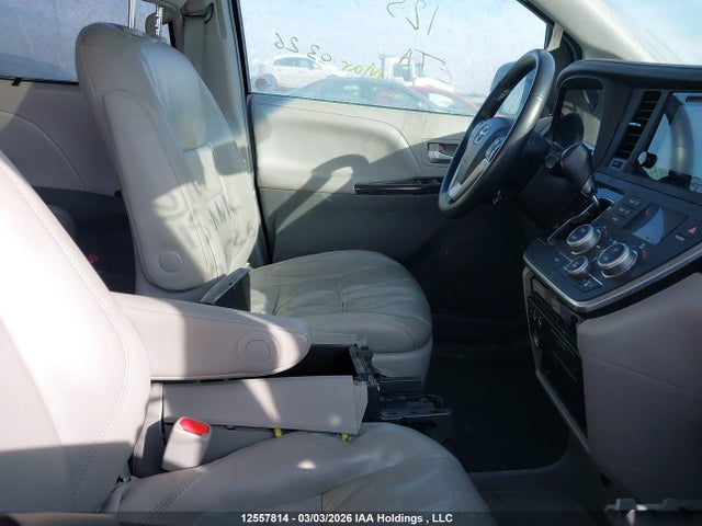 12557814 :رقم المزاد ، 5TDDK3DC7FS119722 vin ، 2015 Toyota Sienna Xle 7 Passenger مزاد بيع