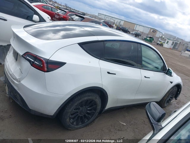 Tesla Model Y Long Range 2022 7SAYGDEE3NF372633 Image 13