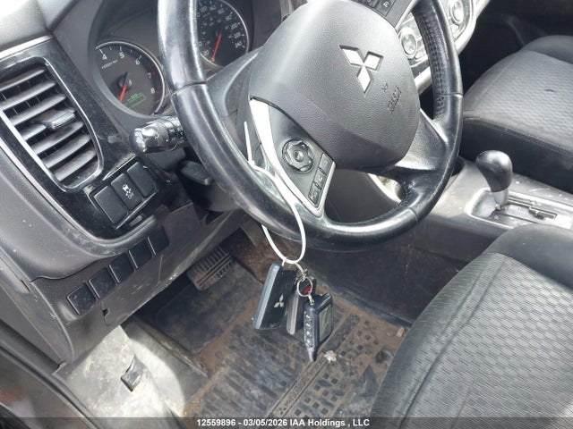 JA4JZ3AX8FZ601887 Mitsubishi Outlander Se