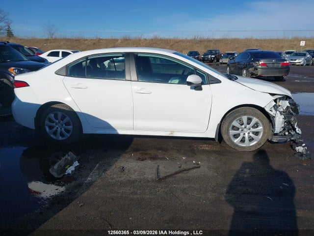 12560365 :رقم المزاد ، 5YFBPMBE7NP317453 vin ، 2022 Toyota Corolla Le مزاد بيع