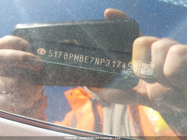 12560365 :رقم المزاد ، 5YFBPMBE7NP317453 vin ، 2022 Toyota Corolla Le مزاد بيع