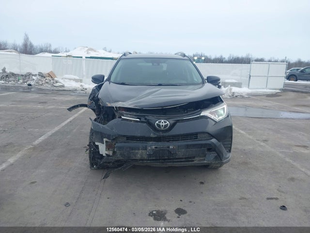 12560474 :رقم المزاد ، 2T3BFREV9JW830909 vin ، 2018 Toyota Rav4 Le مزاد بيع