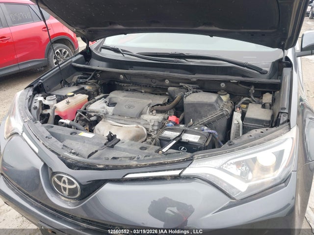12560552 :رقم المزاد ، 2T3RFREV6JW832504 vin ، 2018 Toyota Rav4 Xle مزاد بيع