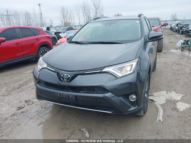 12560552 :رقم المزاد ، 2T3RFREV6JW832504 vin ، 2018 Toyota Rav4 Xle مزاد بيع