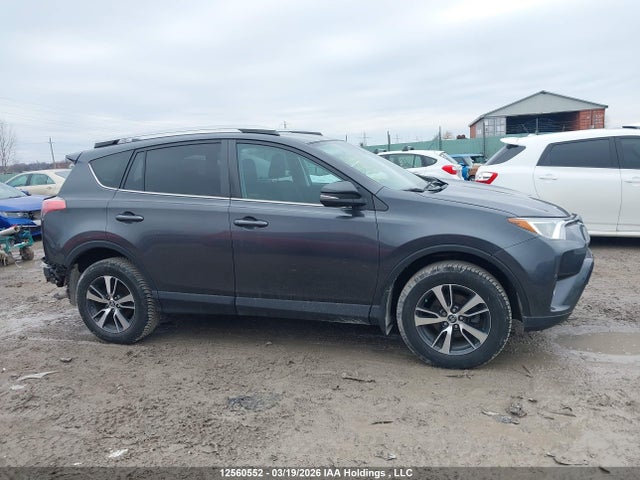 12560552 :رقم المزاد ، 2T3RFREV6JW832504 vin ، 2018 Toyota Rav4 Xle مزاد بيع