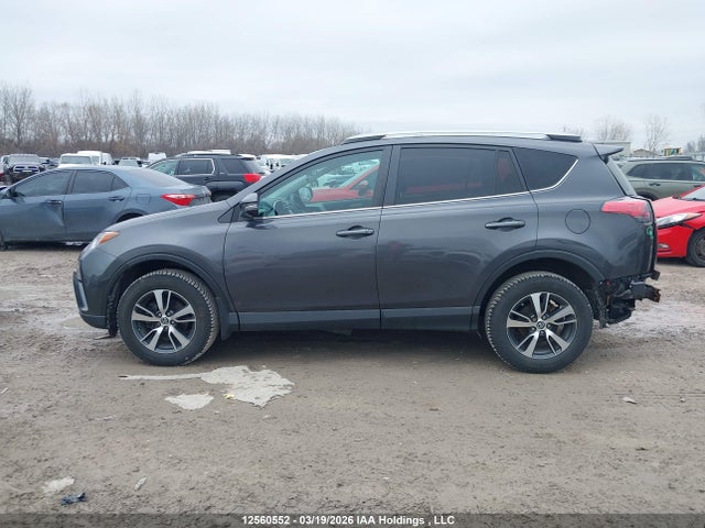 12560552 :رقم المزاد ، 2T3RFREV6JW832504 vin ، 2018 Toyota Rav4 Xle مزاد بيع