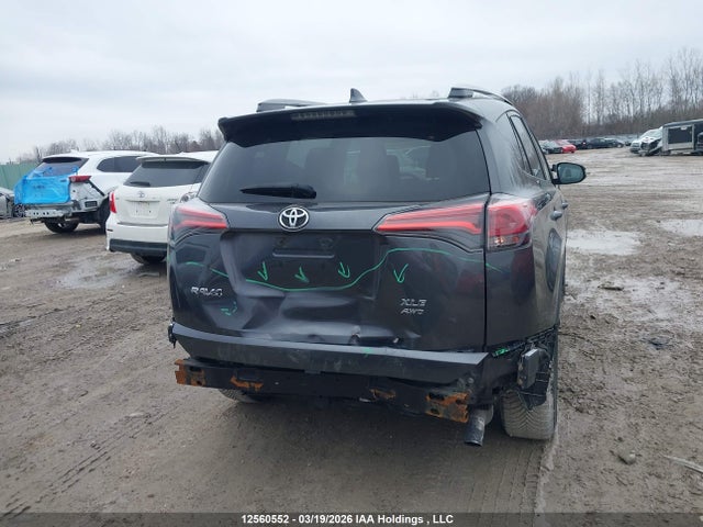 12560552 :رقم المزاد ، 2T3RFREV6JW832504 vin ، 2018 Toyota Rav4 Xle مزاد بيع