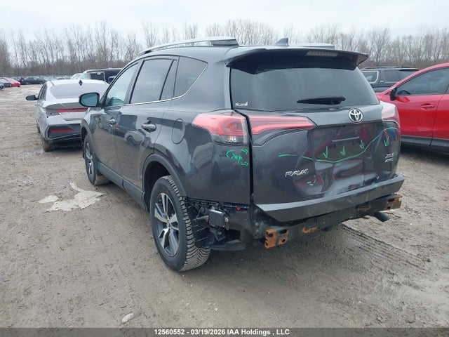 12560552 :رقم المزاد ، 2T3RFREV6JW832504 vin ، 2018 Toyota Rav4 Xle مزاد بيع