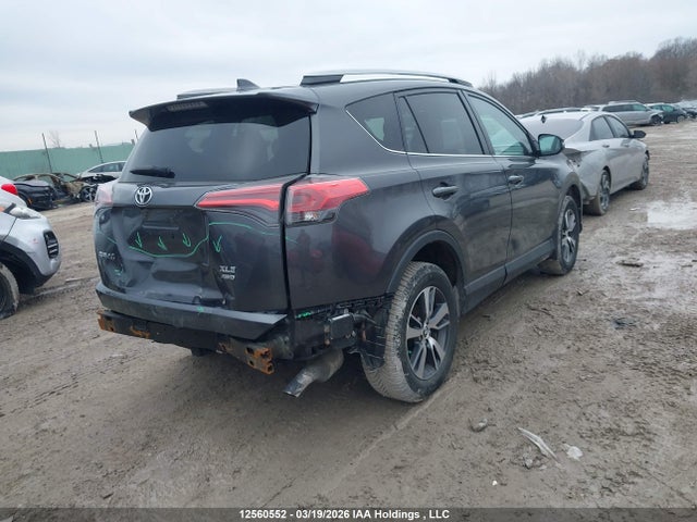12560552 :رقم المزاد ، 2T3RFREV6JW832504 vin ، 2018 Toyota Rav4 Xle مزاد بيع