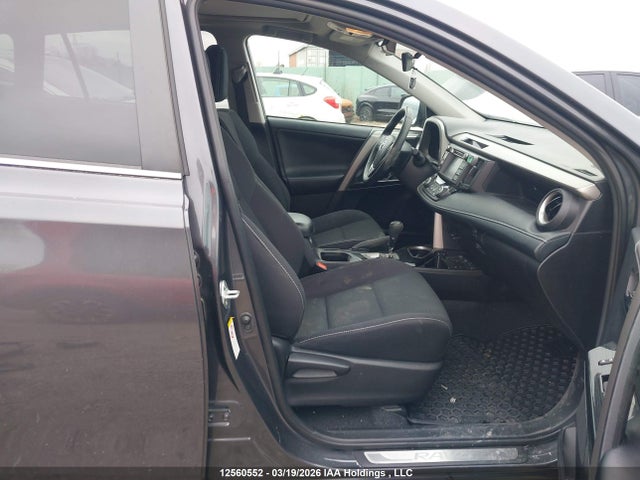 12560552 :رقم المزاد ، 2T3RFREV6JW832504 vin ، 2018 Toyota Rav4 Xle مزاد بيع