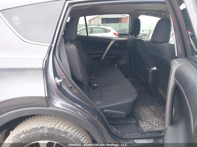 12560552 :رقم المزاد ، 2T3RFREV6JW832504 vin ، 2018 Toyota Rav4 Xle مزاد بيع