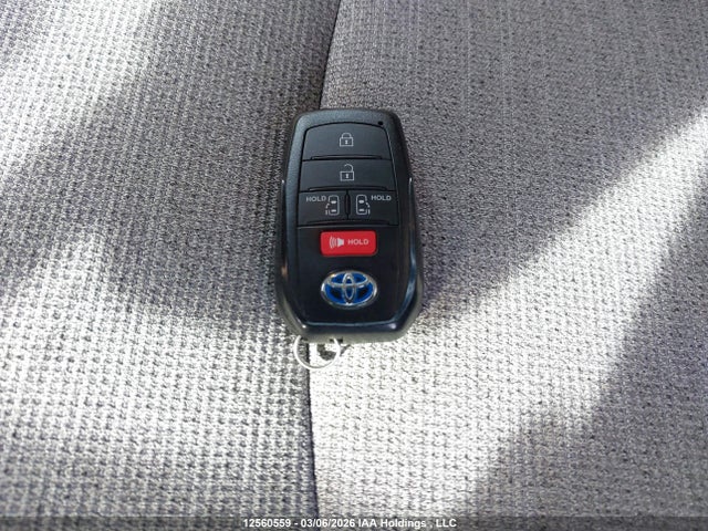 12560559 :رقم المزاد ، 5TDGRKEC8SS260553 vin ، 2025 Toyota Sienna مزاد بيع
