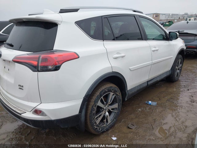 12560836 :رقم المزاد ، 2T3RFREVXJW787387 vin ، 2018 Toyota Rav4 Xle مزاد بيع