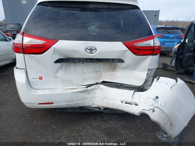 5TDZZ3DC5JS933250 Toyota Sienna 7-passenger