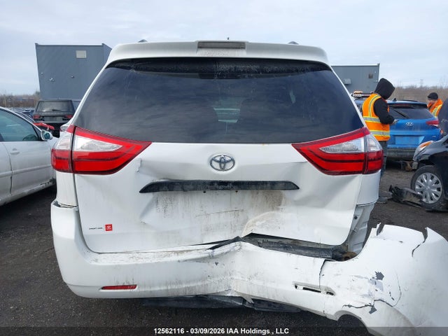 5TDZZ3DC5JS933250 Toyota Sienna 7-passenger