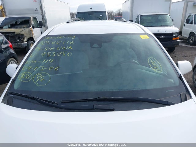 5TDZZ3DC5JS933250 Toyota Sienna 7-passenger