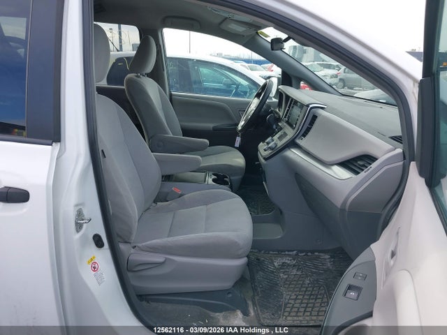 5TDZZ3DC5JS933250 Toyota Sienna 7-passenger