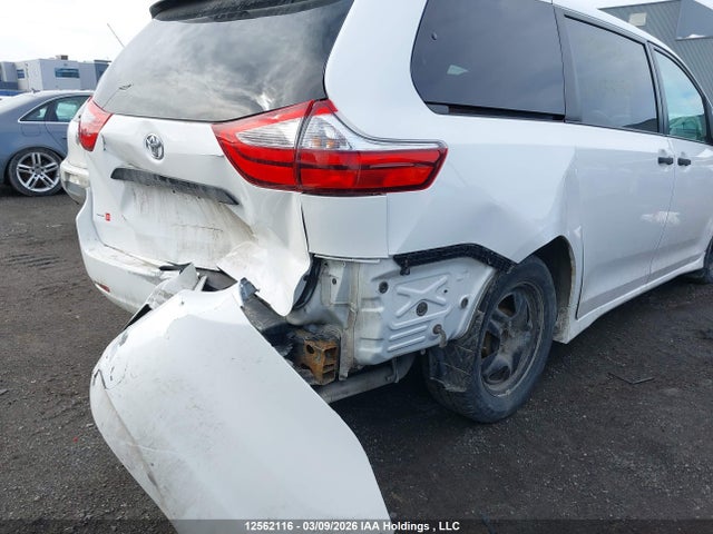 5TDZZ3DC5JS933250 Toyota Sienna 7-passenger