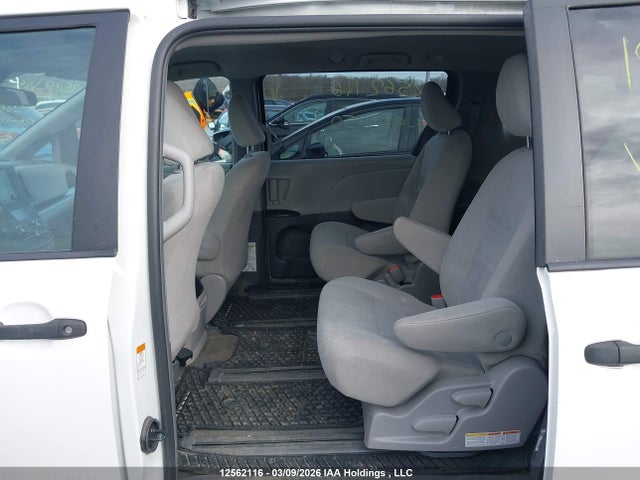 5TDZZ3DC5JS933250 Toyota Sienna 7-passenger