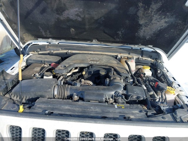 1C4HJXEG0JW326135 Jeep Wrangler Unlimited Sahara