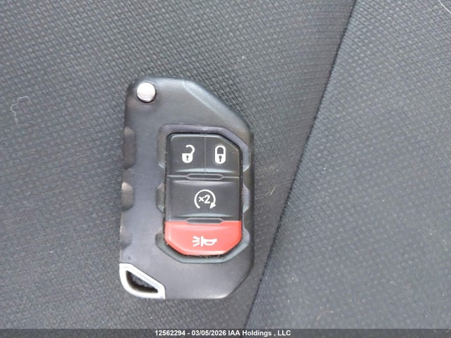 1C4HJXEG0JW326135 Jeep Wrangler Unlimited Sahara