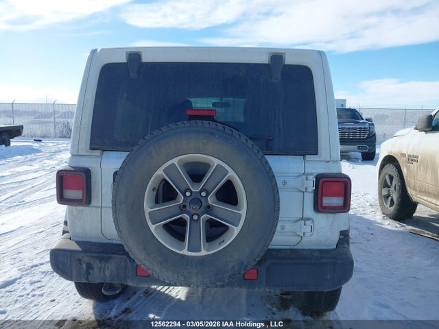 1C4HJXEG0JW326135 Jeep Wrangler Unlimited Sahara
