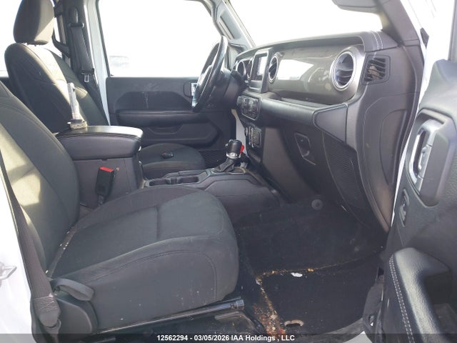 1C4HJXEG0JW326135 Jeep Wrangler Unlimited Sahara