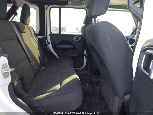 1C4HJXEG0JW326135 Jeep Wrangler Unlimited Sahara