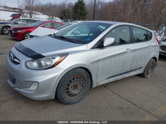 12562323 :رقم المزاد ، KMHCU5AE4DU069227 vin ، 2013 Hyundai Accent مزاد بيع