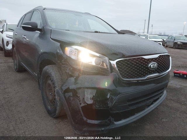 12562938 :رقم المزاد ، 5XYPGDA59JG352517 vin ، 2018 Kia Sorento Lx/l مزاد بيع