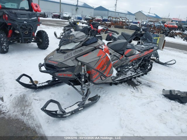 12563216 :رقم المزاد ، 2BPSCFJA8JV000014 vin ، 2018 Skidoo Summit Sp 850 Rer مزاد بيع