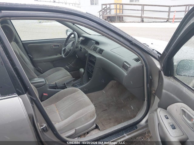 12563584 :رقم المزاد ، JT2BG22K2X0302598 vin ، 1999 Toyota Camry Le/xle مزاد بيع