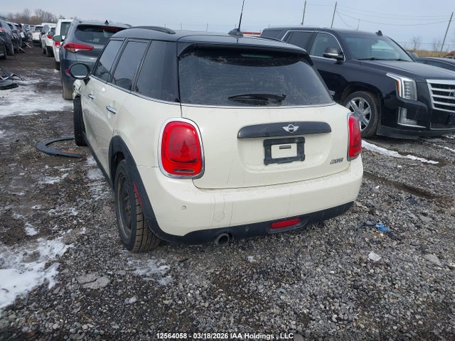 Mini 5 Door Cooper 2016 WMWXU1C59G2D09237 Image 3