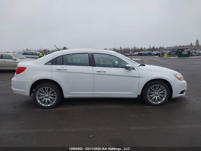 2013 Chrysler 200 Limited მანქანა იყიდება აუქციონზე, vin: 1C3CCBCG4DN773348, აუქციონის ნომერი: 12564452