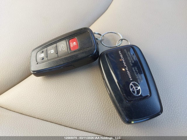 5TDGZRBHXMS057045 Toyota Highlander Xle
