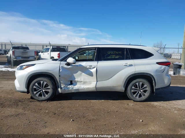 5TDGZRBHXMS057045 Toyota Highlander Xle