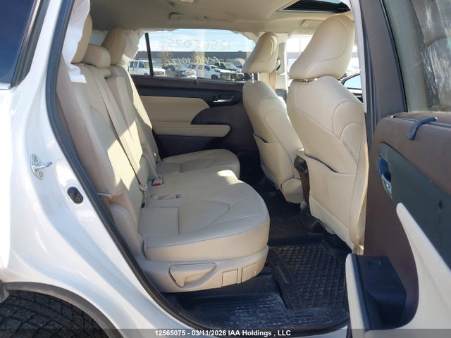 5TDGZRBHXMS057045 Toyota Highlander Xle