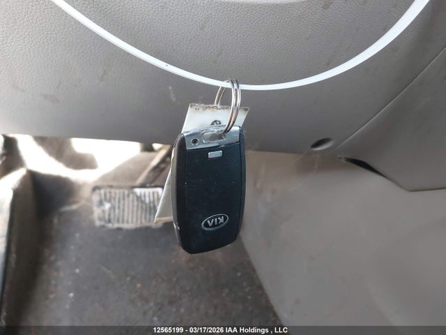 KNDMB5C17G6195731 KIA SEDONA LX