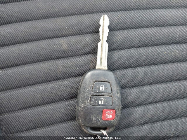 VNKKTUD35JA089238 Toyota YARIS LE