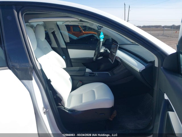 12566863 :رقم المزاد ، 7SAYGDEE6NF368432 vin ، 2022 Tesla Model Y Long Range مزاد بيع