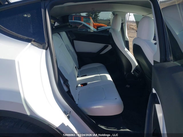 12566863 :رقم المزاد ، 7SAYGDEE6NF368432 vin ، 2022 Tesla Model Y Long Range مزاد بيع