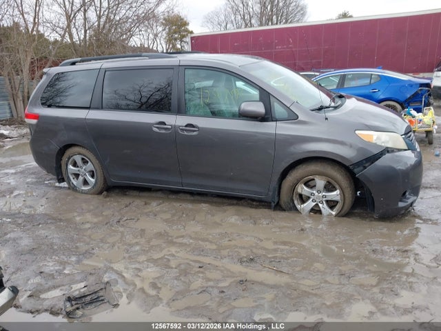 12567592 :رقم المزاد ، 5TDKK3DC5BS071364 vin ، 2011 Toyota Sienna Le 8 Passenger مزاد بيع