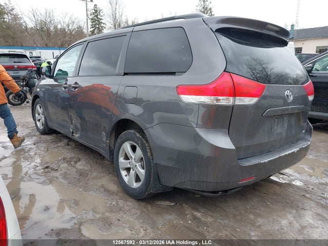 12567592 :رقم المزاد ، 5TDKK3DC5BS071364 vin ، 2011 Toyota Sienna Le 8 Passenger مزاد بيع
