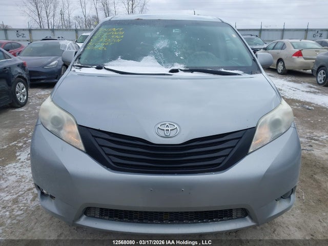 12568080 :رقم المزاد ، 5TDZK3DC8DS342001 vin ، 2013 Toyota Sienna مزاد بيع