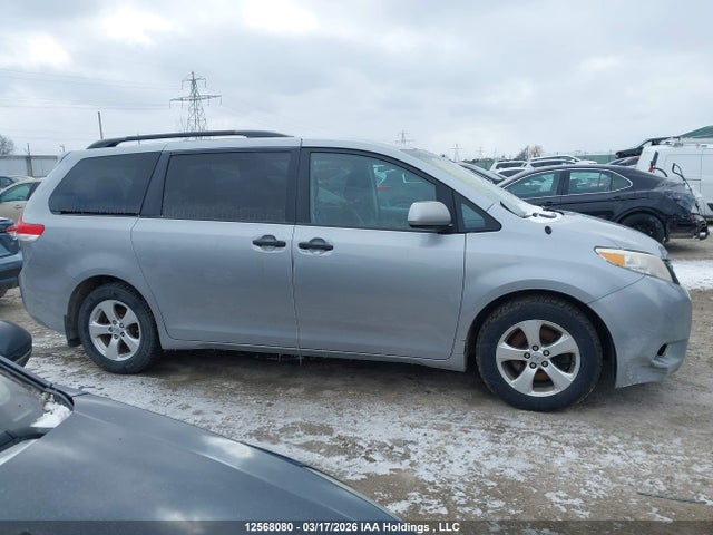 12568080 :رقم المزاد ، 5TDZK3DC8DS342001 vin ، 2013 Toyota Sienna مزاد بيع