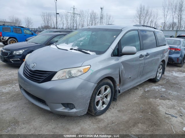 12568080 :رقم المزاد ، 5TDZK3DC8DS342001 vin ، 2013 Toyota Sienna مزاد بيع