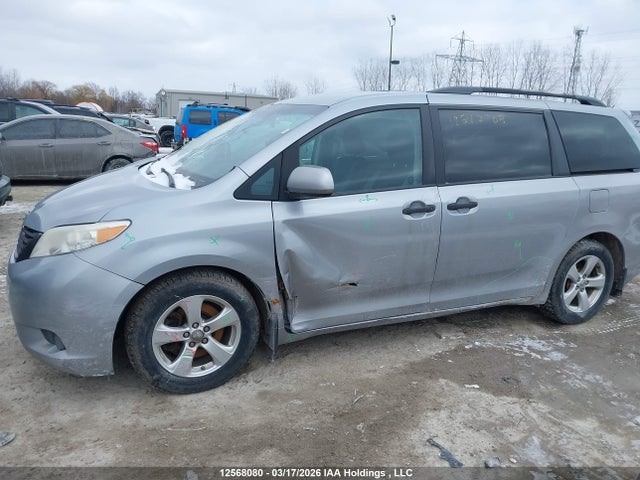 12568080 :رقم المزاد ، 5TDZK3DC8DS342001 vin ، 2013 Toyota Sienna مزاد بيع