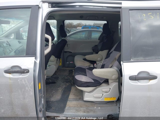 12568080 :رقم المزاد ، 5TDZK3DC8DS342001 vin ، 2013 Toyota Sienna مزاد بيع